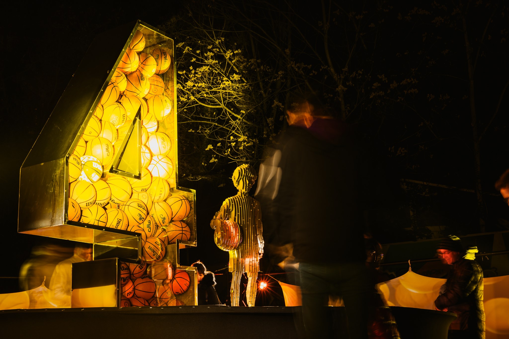 Umjetnička instalacija 'Dvorana, lopta, stolice' na Festivalu svjetla u Zagrebu