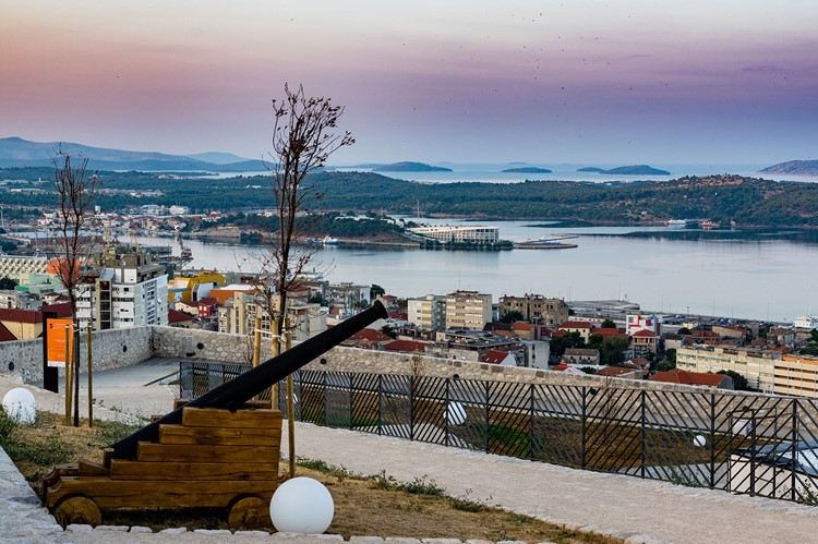 Visit Dalmatia Šibenik - Barone Fortress was built in 1646 on Vidakuša, the  80 meter-high hill above the city. Along with the other three fortresses in  Šibenik, it represents a unique defence