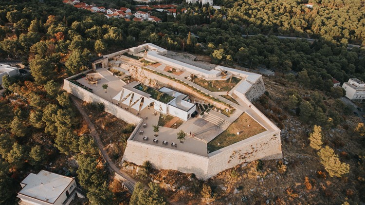 Visit Dalmatia Šibenik - Barone Fortress was built in 1646 on Vidakuša, the  80 meter-high hill above the city. Along with the other three fortresses in  Šibenik, it represents a unique defence