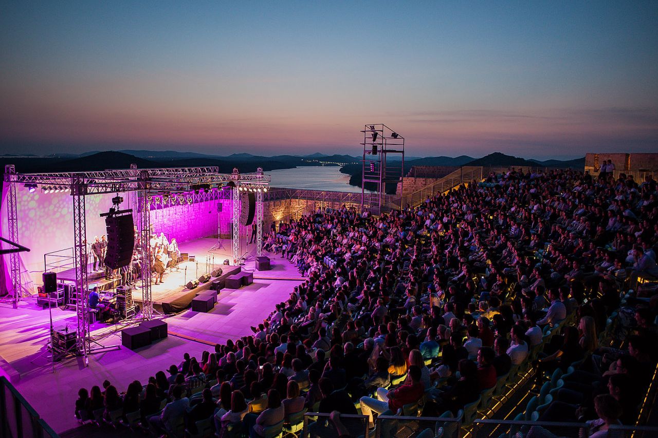 Perpetuum Jazzile pred prepunim gledalištem Tvrđave sv. Mihovila otvorili novu sezonu ljetne pozornice